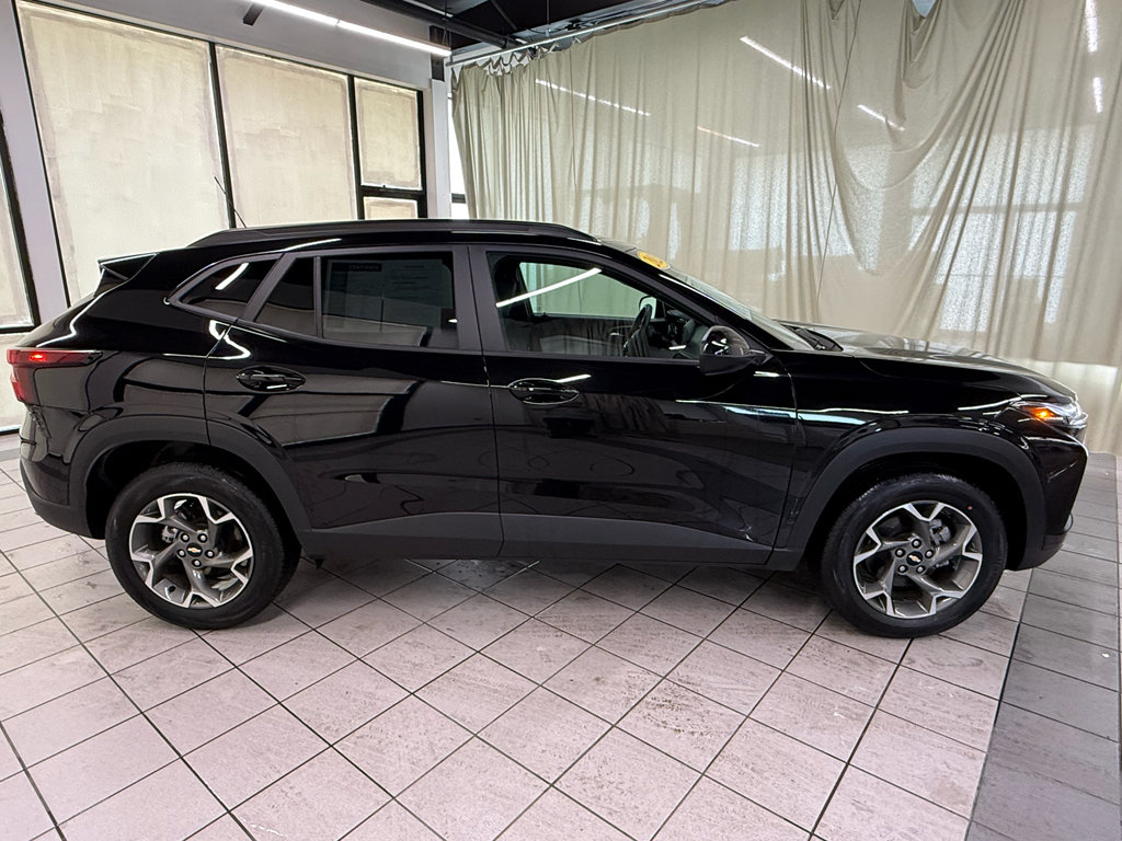Used 2025 Chevrolet Trax LT w/ LT Convenience Package FWD image 3