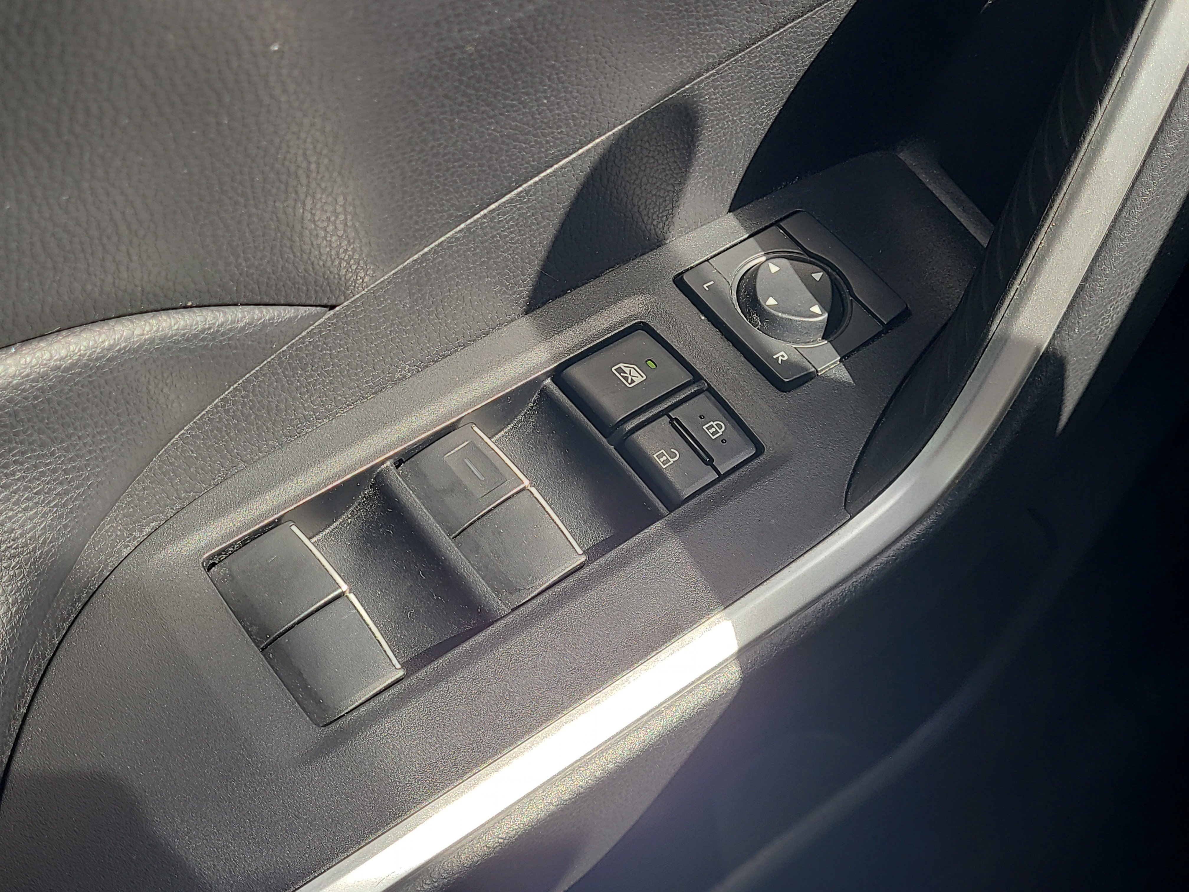 Used 2021 Toyota RAV4 XLE Premium image 30