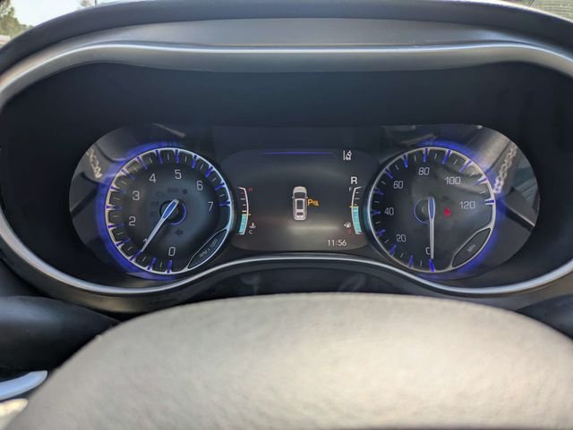 Used 2024 Chrysler Pacifica Touring-L FWD image 28