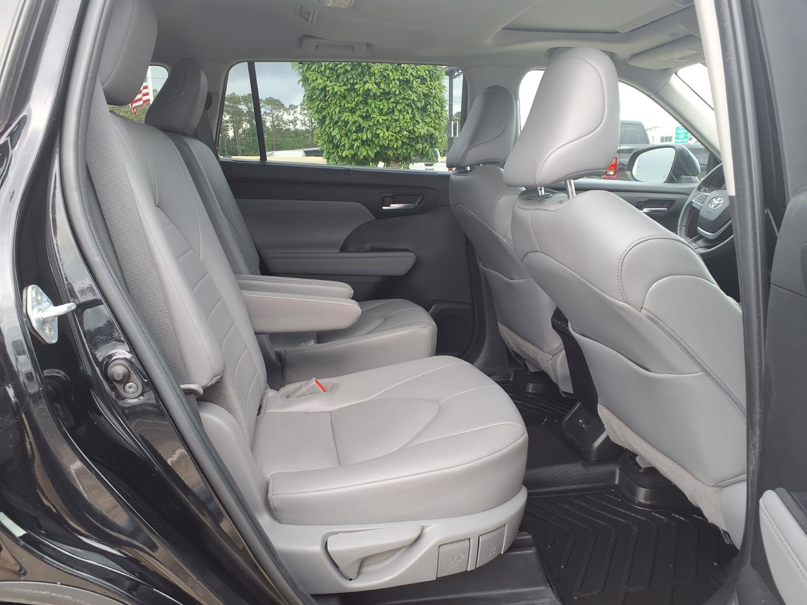 Used 2022 Toyota Highlander XLE FWD image 8