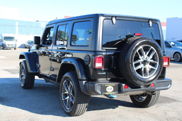 Used 2024 Jeep Wrangler Unlimited w/ Convenience Group AWD/4WD image 3