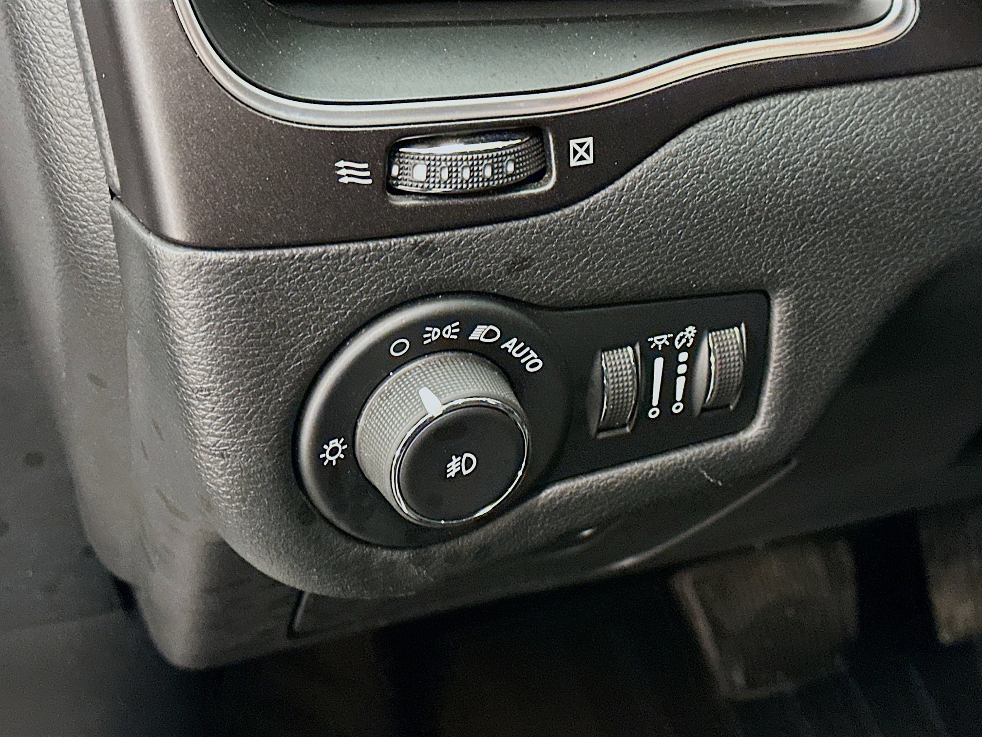 Used 2020 Jeep Cherokee Trailhawk w/ Cold Weather Group image 17