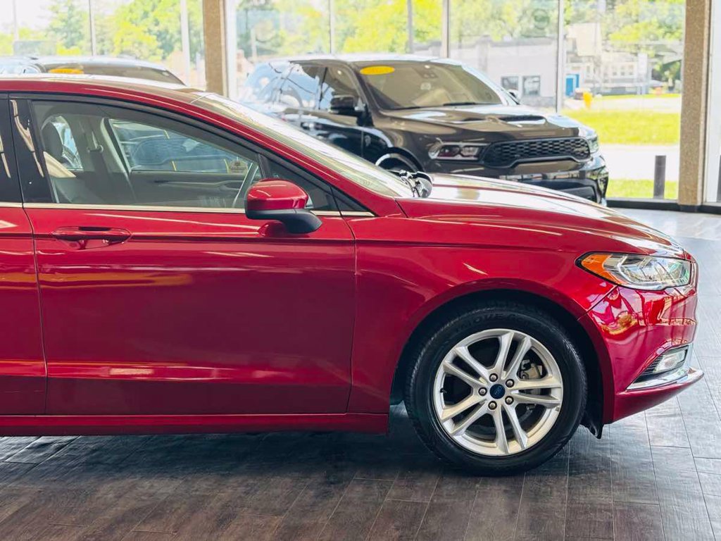 Used 2018 Ford Fusion SE w/ Fusion SE Technology Package FWD image 5