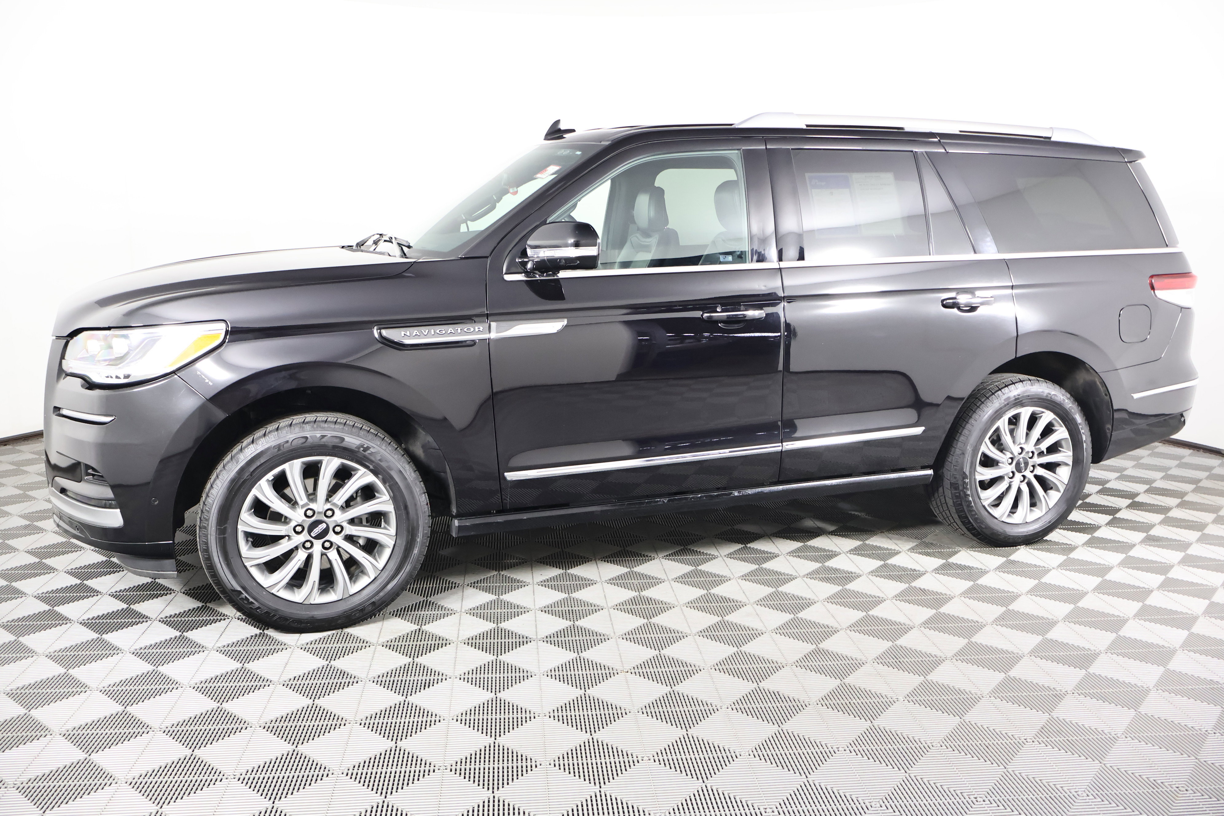 Used 2024 Lincoln Navigator Premiere image 9