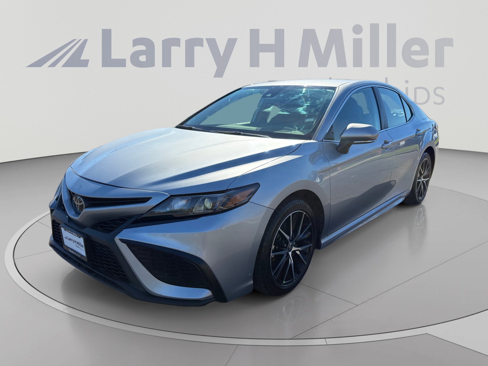 Used 2024 Toyota Camry SE FWD image 1
