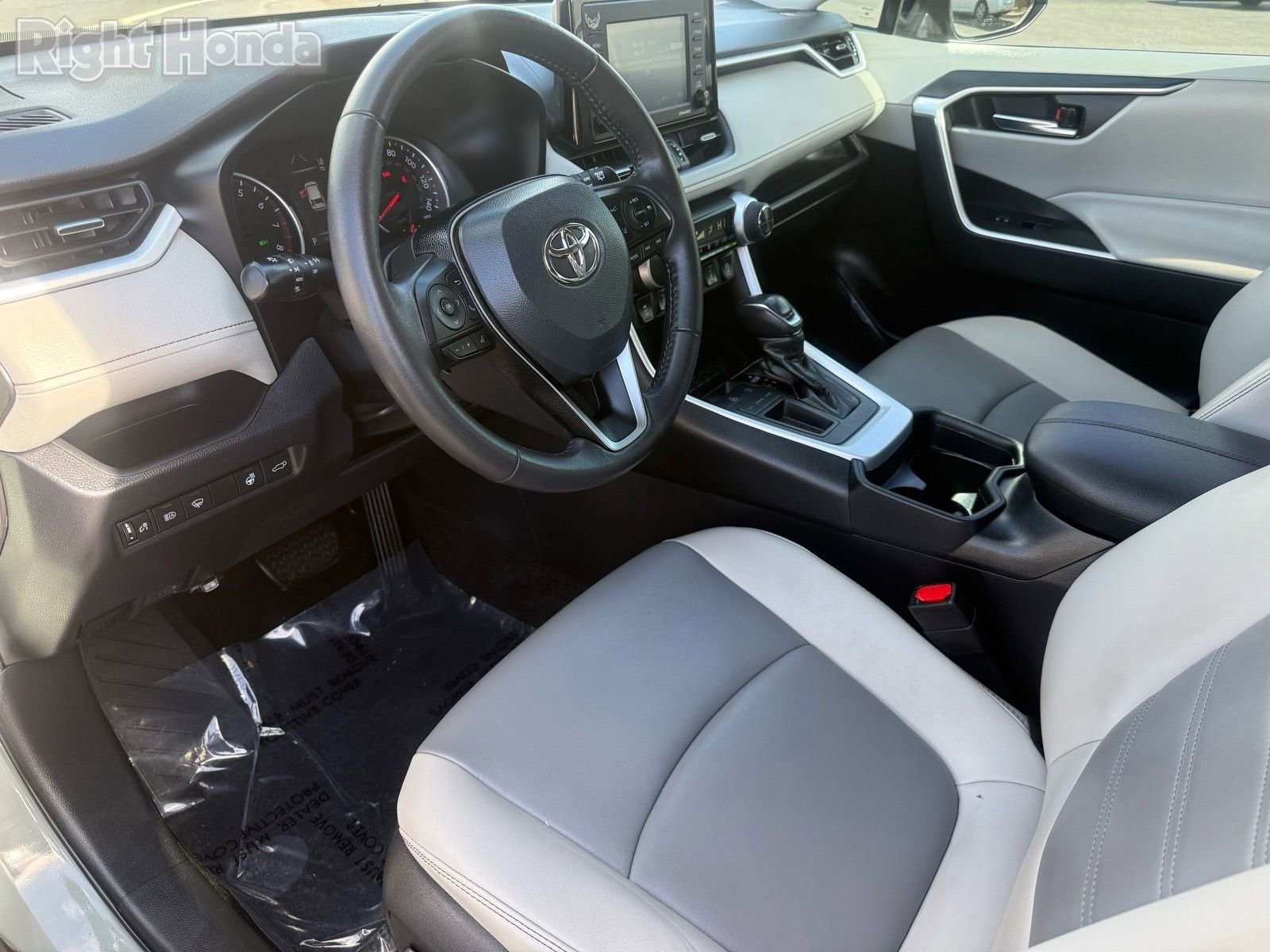 Used 2021 Toyota RAV4 XLE Premium image 11