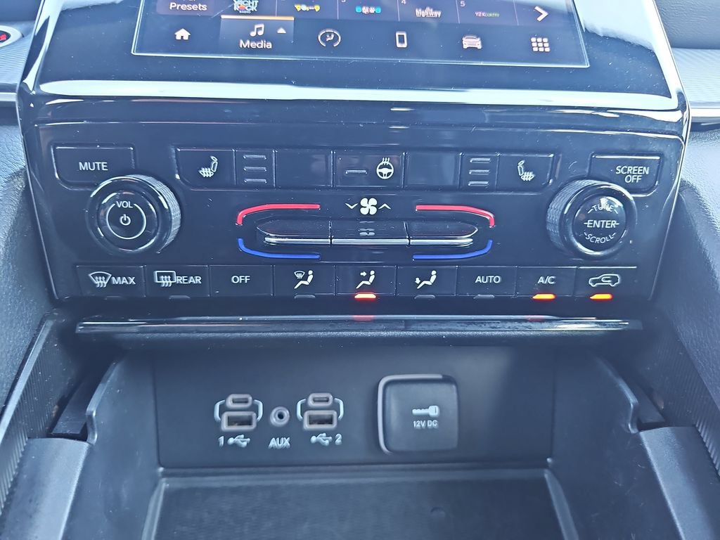 Used 2025 Jeep Grand Cherokee Altitude AWD/4WD image 22