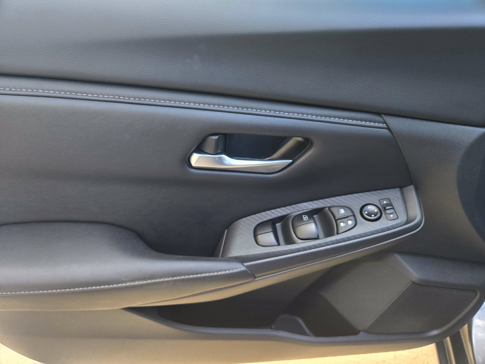 Used 2025 Nissan Sentra SV FWD image 28