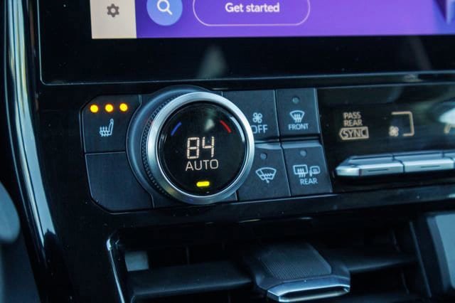 Used 2024 Toyota Highlander XLE AWD/4WD image 27