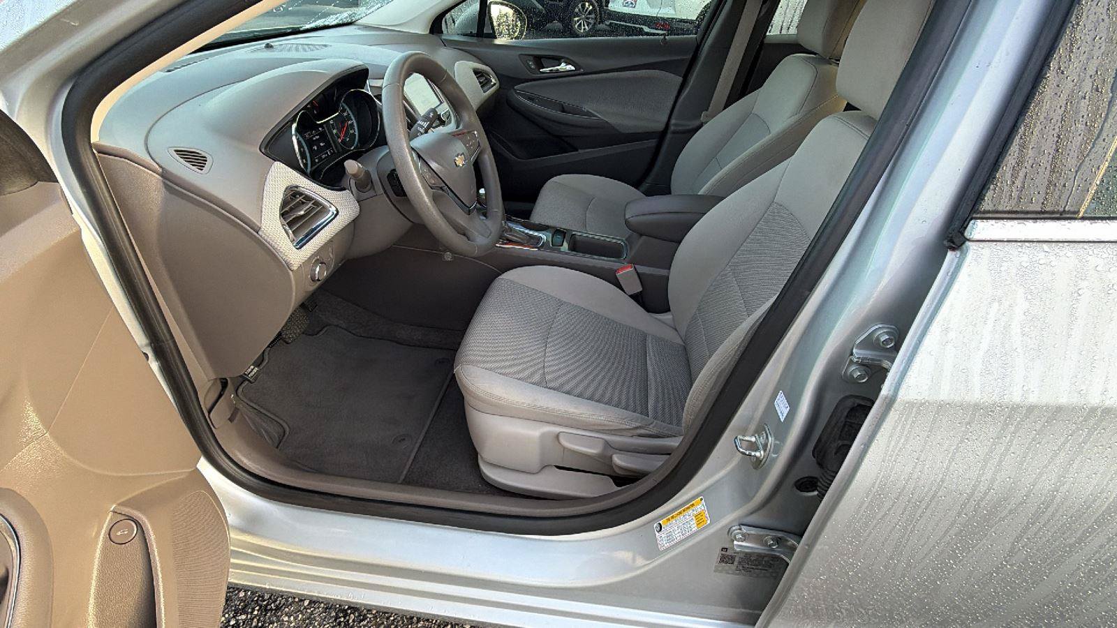 Used 2018 Chevrolet Cruze LT FWD image 16