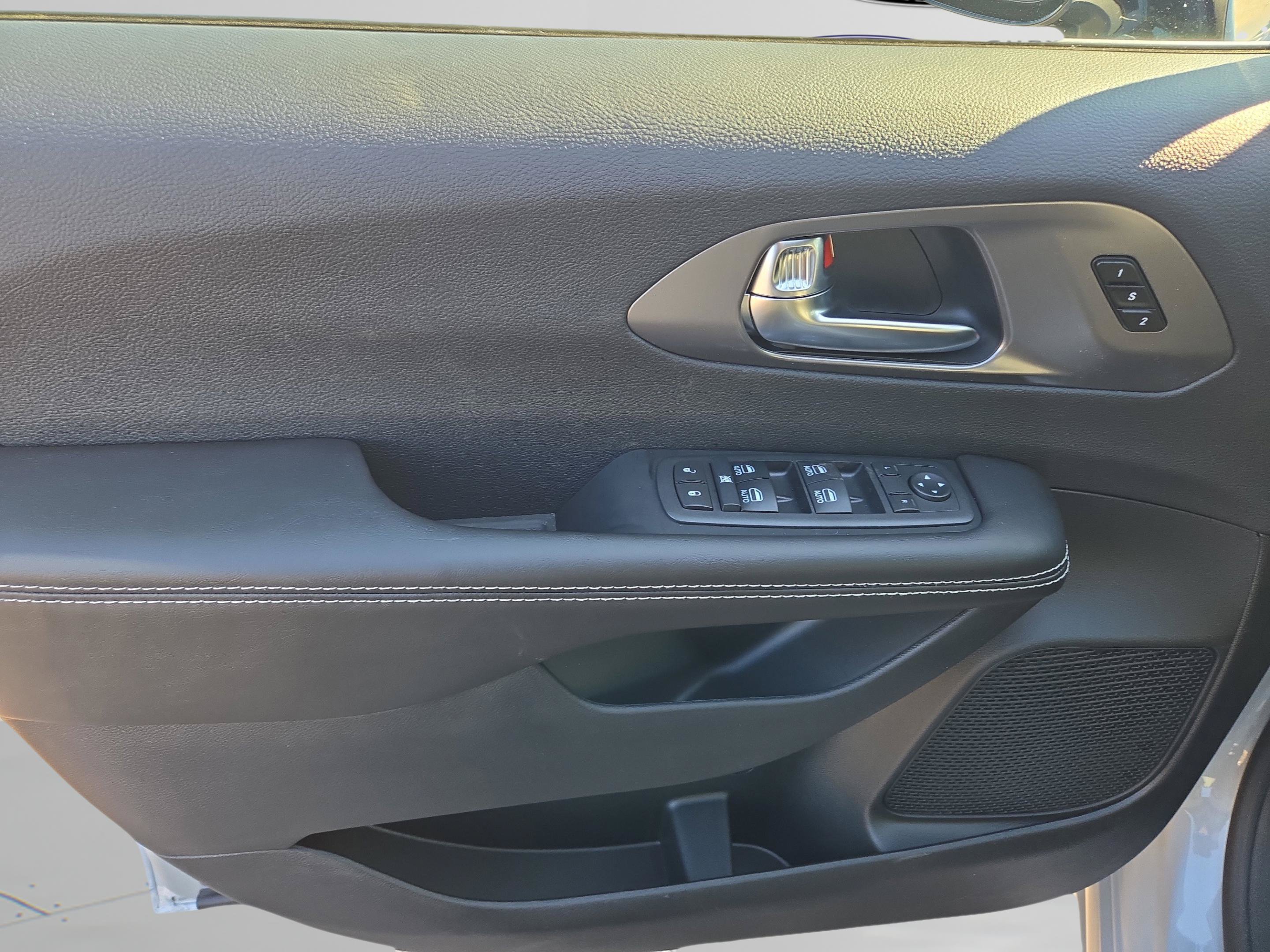 New 2026 Chrysler Pacifica Select FWD image 30
