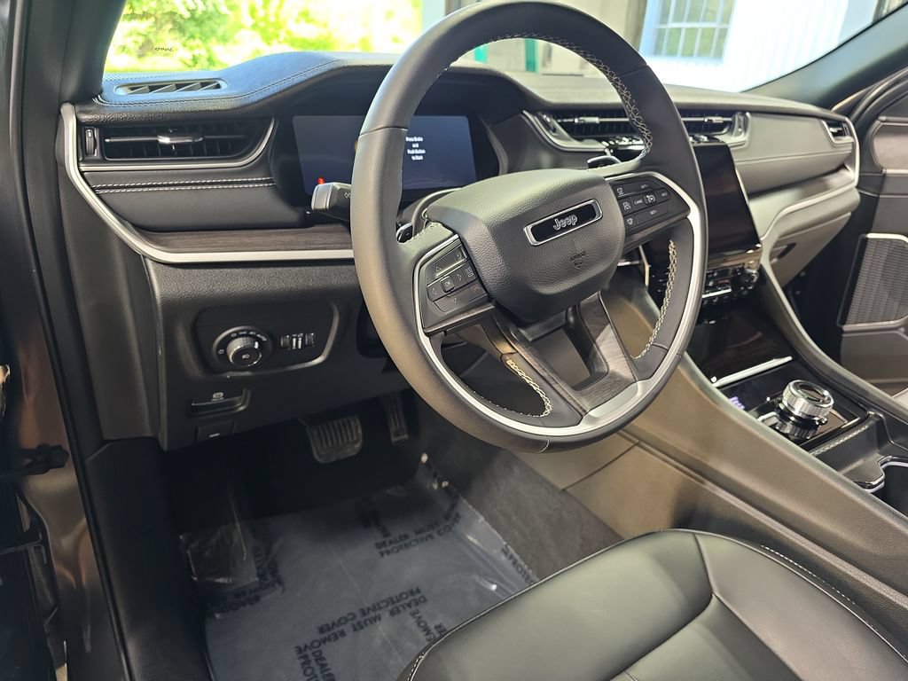 Used 2025 Jeep Grand Cherokee Limited w/ Black Appearance Package AWD/4WD image 15
