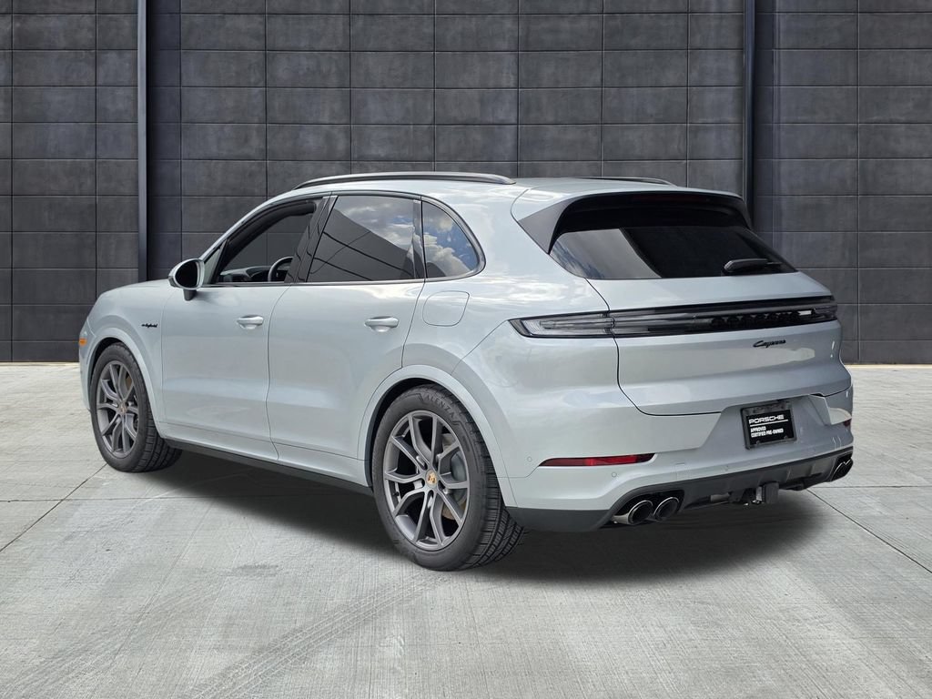 Certified 2026 Porsche Cayenne E-Hybrid AWD/4WD image 3
