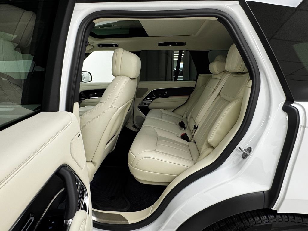Used 2023 Land Rover Range Rover SE image 12