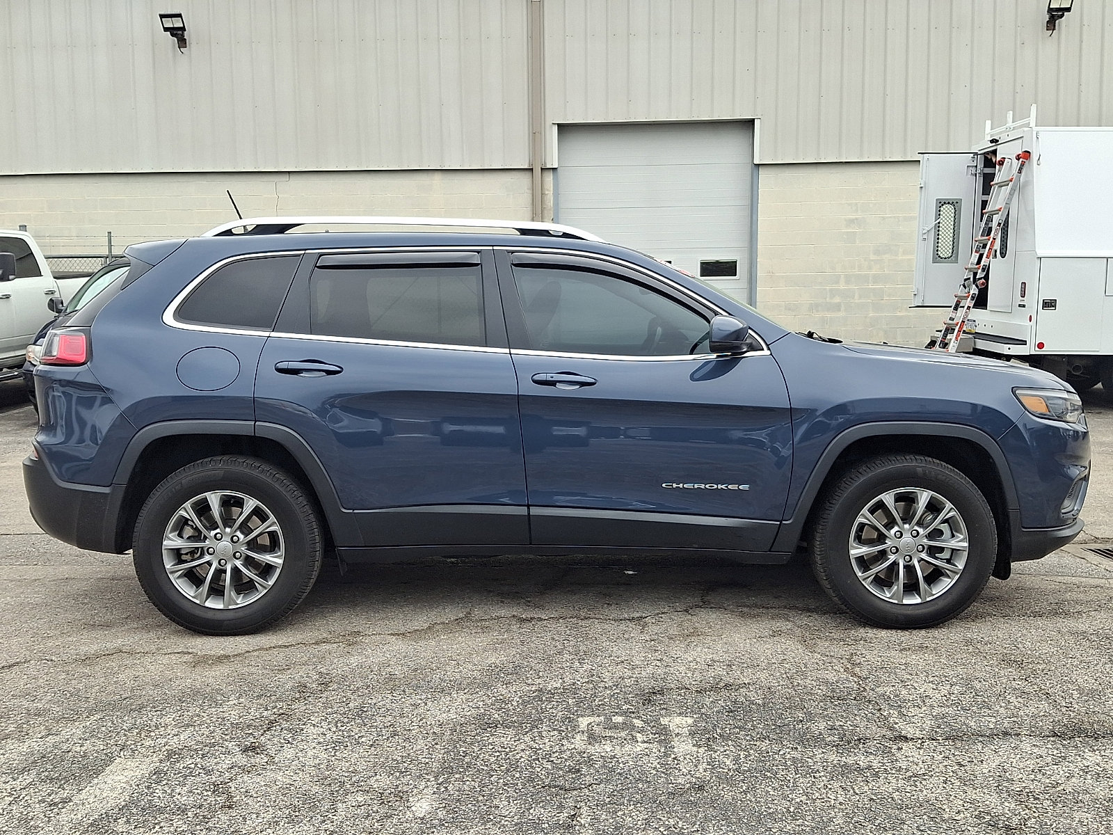 Used 2021 Jeep Cherokee Latitude Lux w/ Comfort/Convenience Group image 8