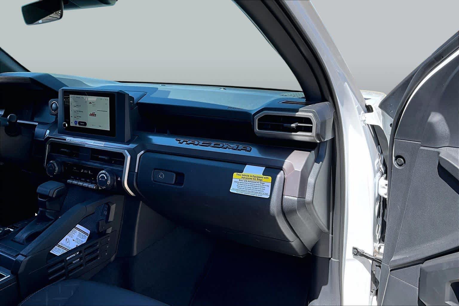 Used 2025 Toyota Tacoma SR5 AWD/4WD image 17