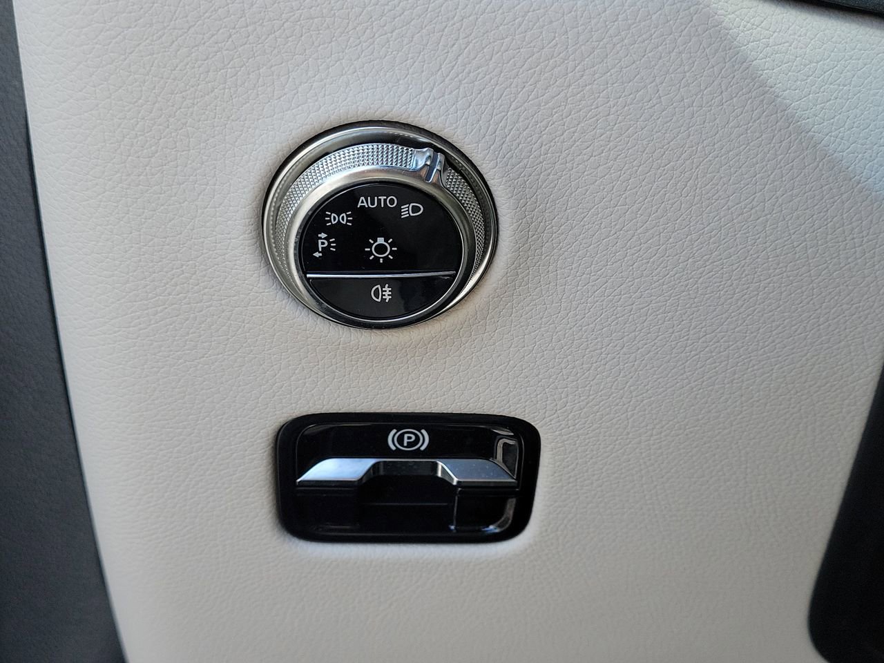 Used 2025 Mercedes-Benz GLC 300 image 27