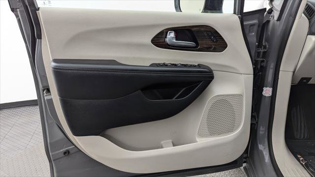 Used 2023 Chrysler Pacifica Limited image 13
