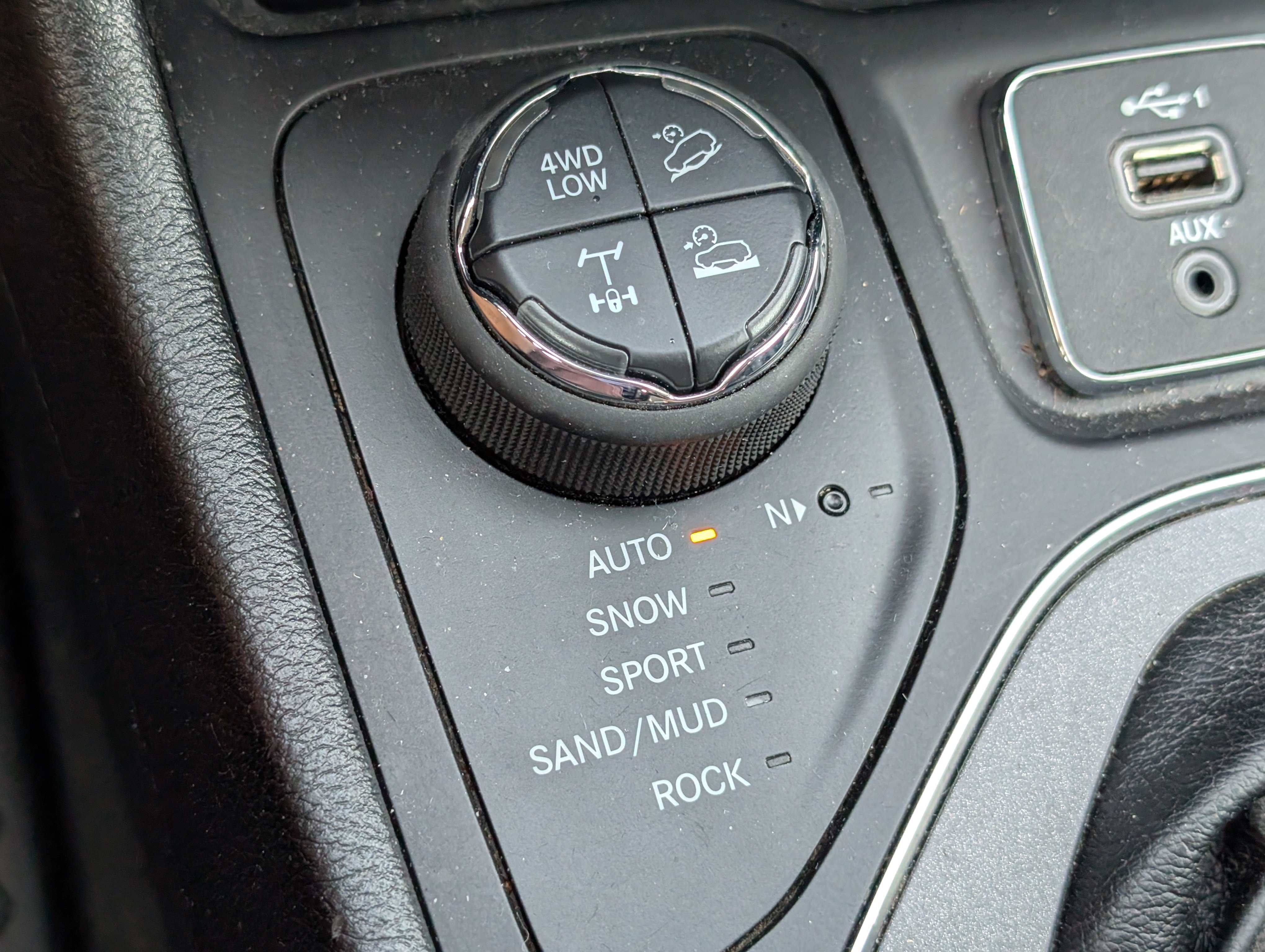 Used 2020 Jeep Cherokee Trailhawk w/ Cold Weather Group AWD/4WD image 12