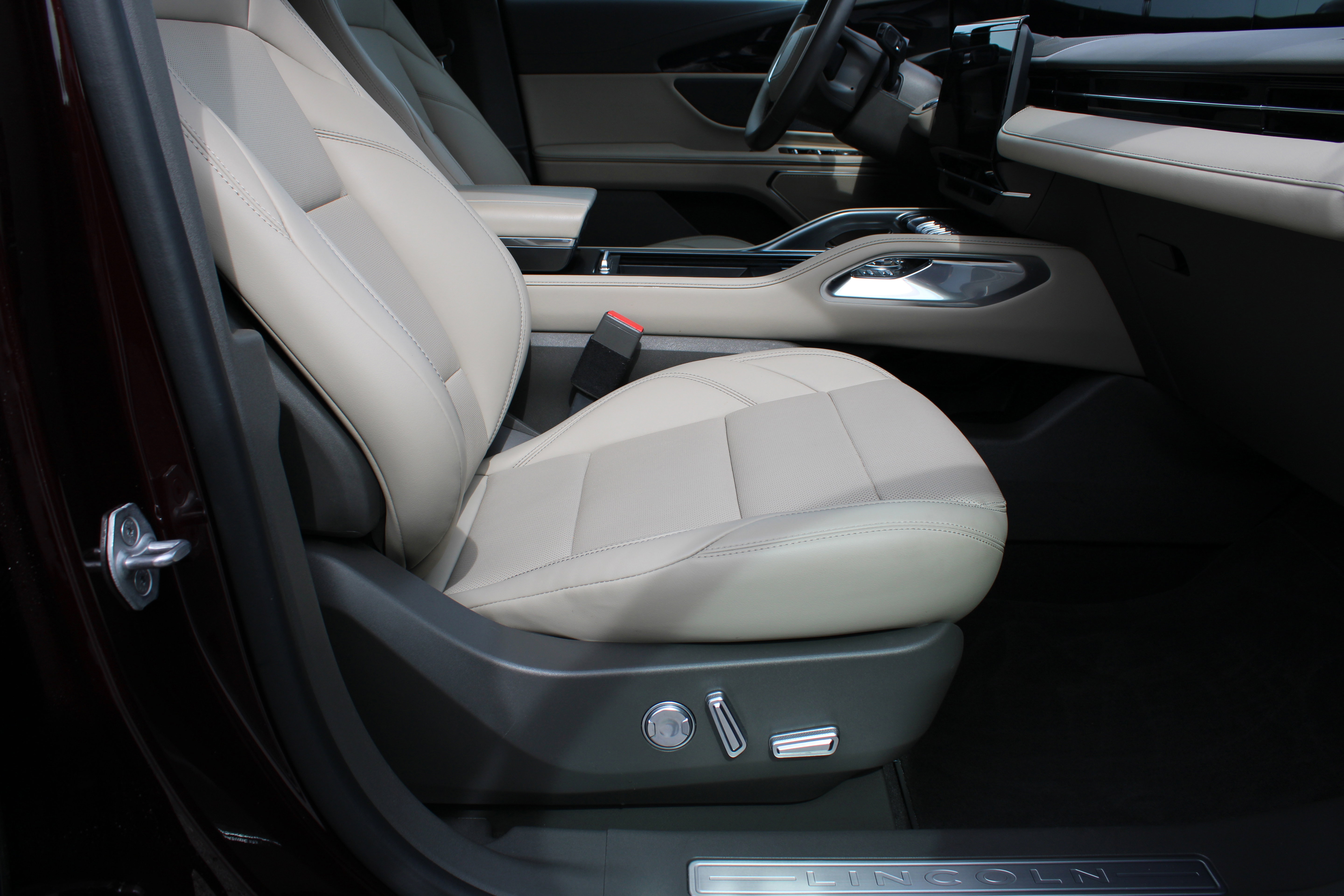 Used 2024 Lincoln Nautilus Premier image 17