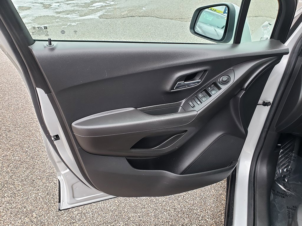 Used 2020 Chevrolet Trax LT w/ LT Convenience Package image 10