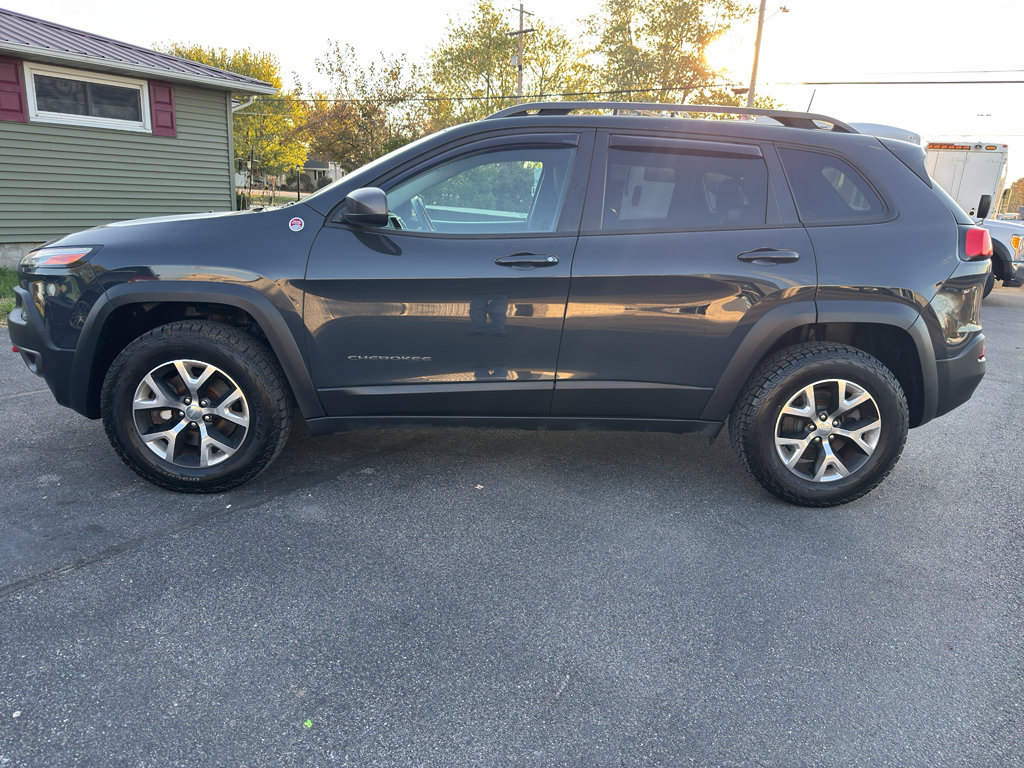 Used 2017 Jeep Cherokee Trailhawk image 2