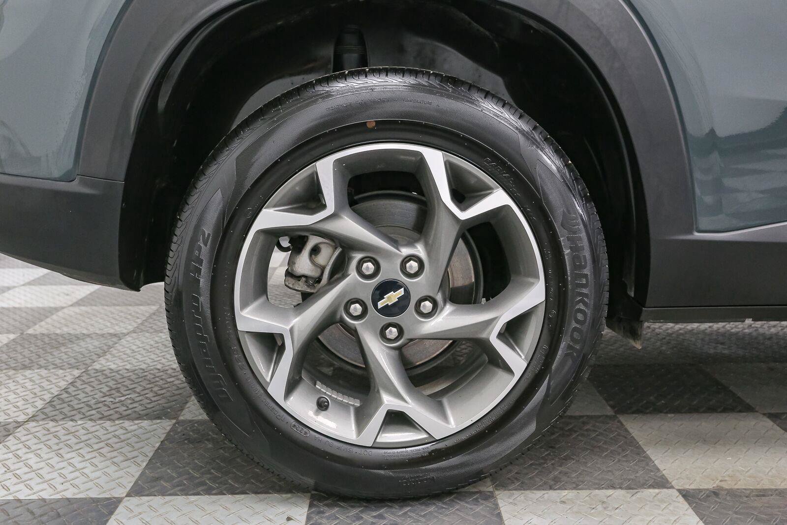 Used 2025 Chevrolet Trax LT FWD image 16