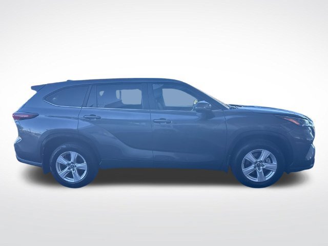 Used 2024 Toyota Highlander LE AWD/4WD image 6