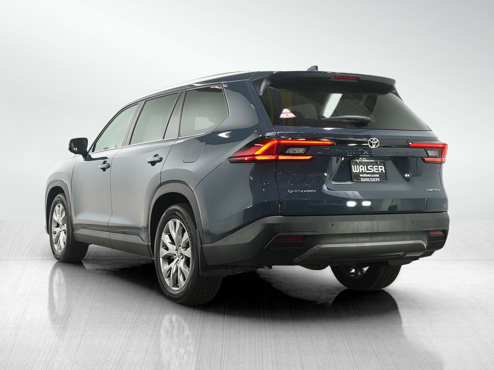 Used 2024 Toyota Grand Highlander Limited AWD/4WD image 3