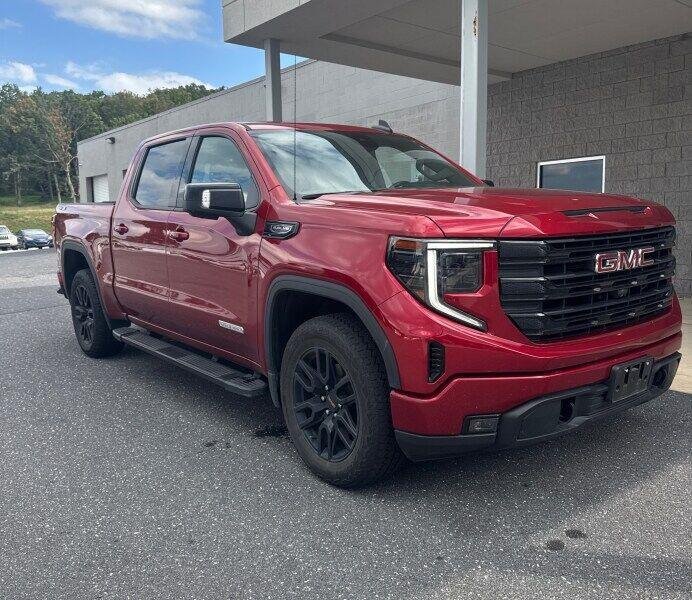 Used 2023 GMC Sierra 1500 Elevation w/ Elevation Premium Package AWD/4WD image 2