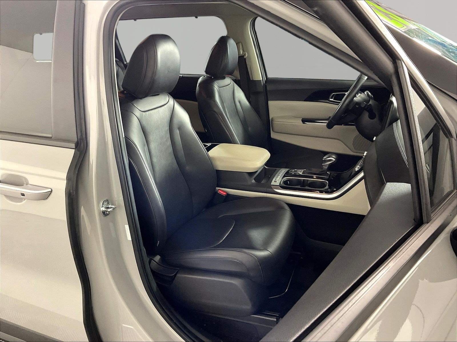 Used 2023 Kia Carnival EX FWD image 29