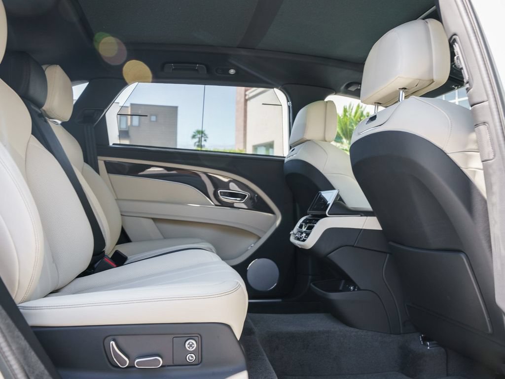 Used 2025 Bentley Bentayga Extended Wheelbase AWD/4WD image 23