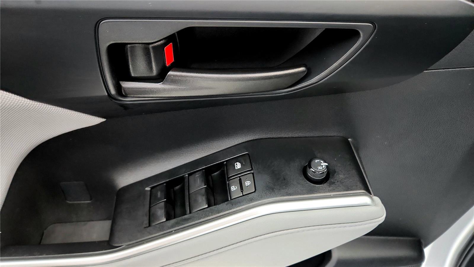 Used 2023 Toyota Highlander LE image 24