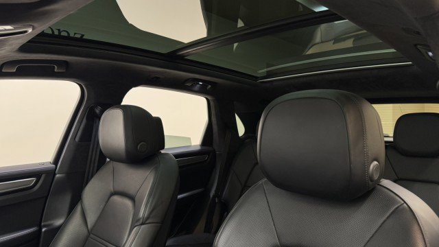 Used 2021 Porsche Cayenne Turbo image 28