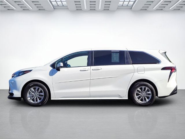 Used 2024 Toyota Sienna LE AWD/4WD image 7