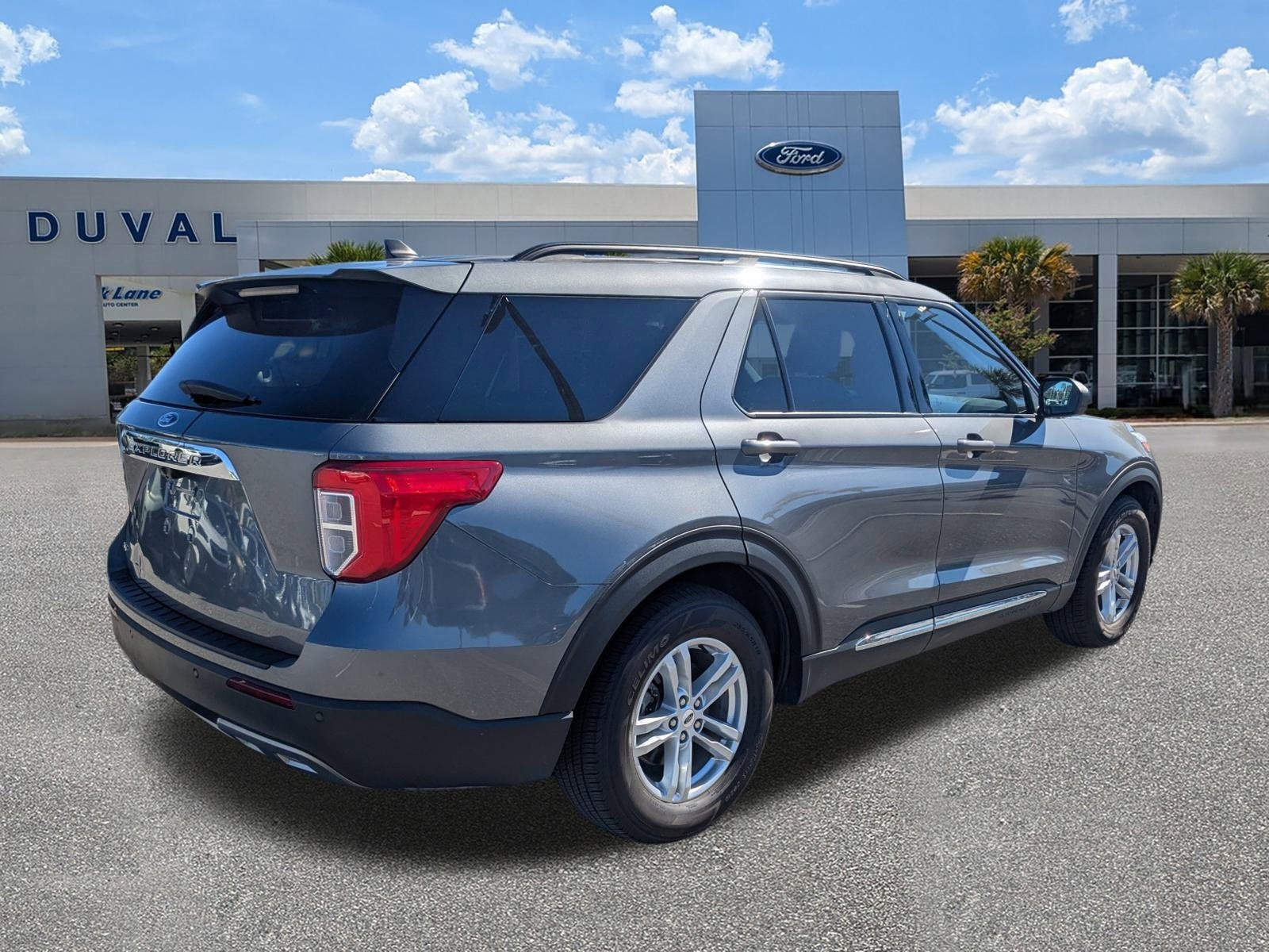 Used 2022 Ford Explorer XLT w/ Equipment Group 202A image 4