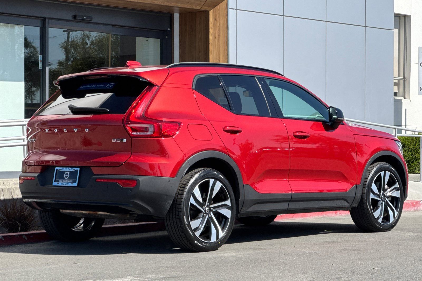 Used 2023 Volvo XC40 B5 Plus w/ Driver Assist Package AWD/4WD image 2