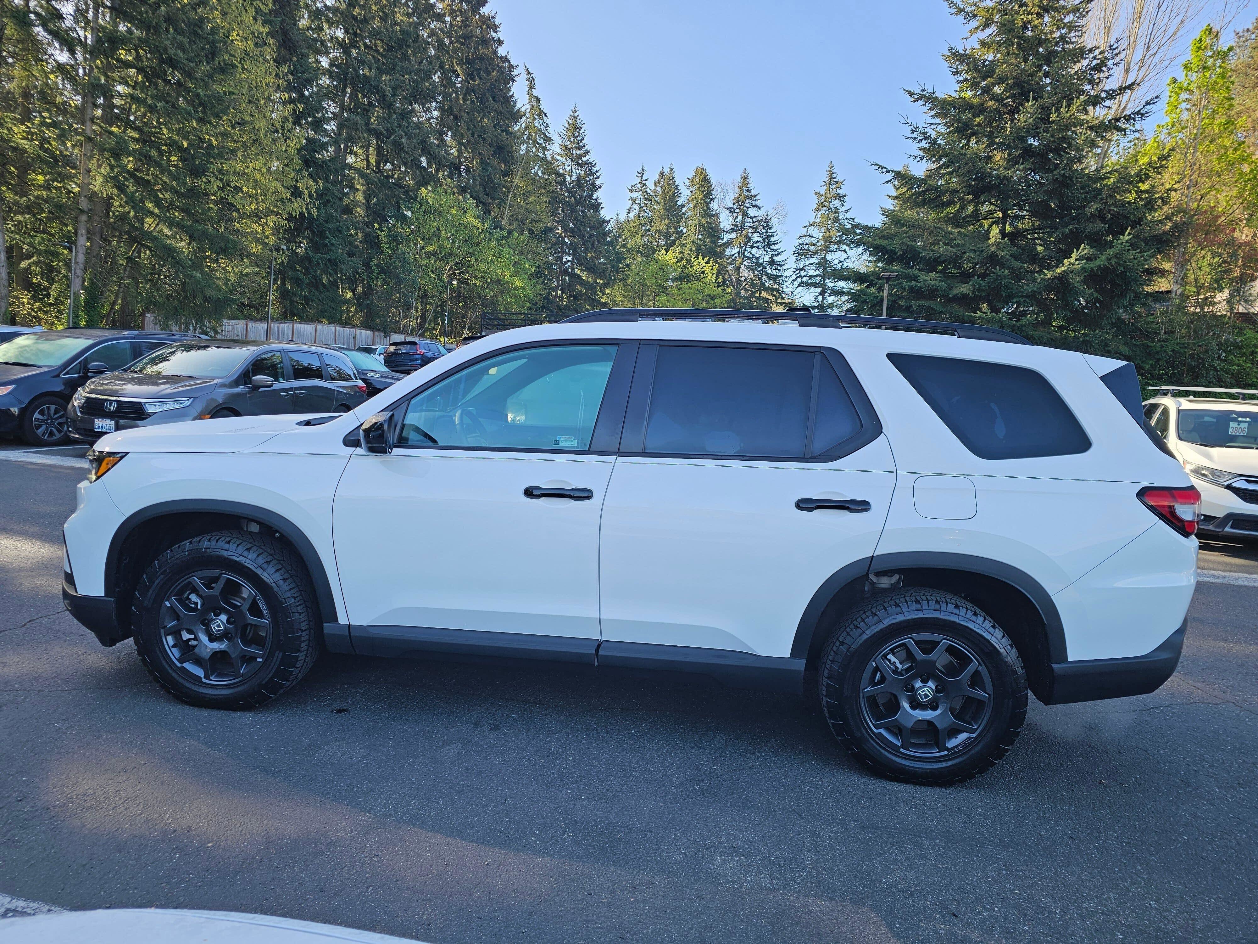 Used 2025 Honda Pilot TrailSport image 4