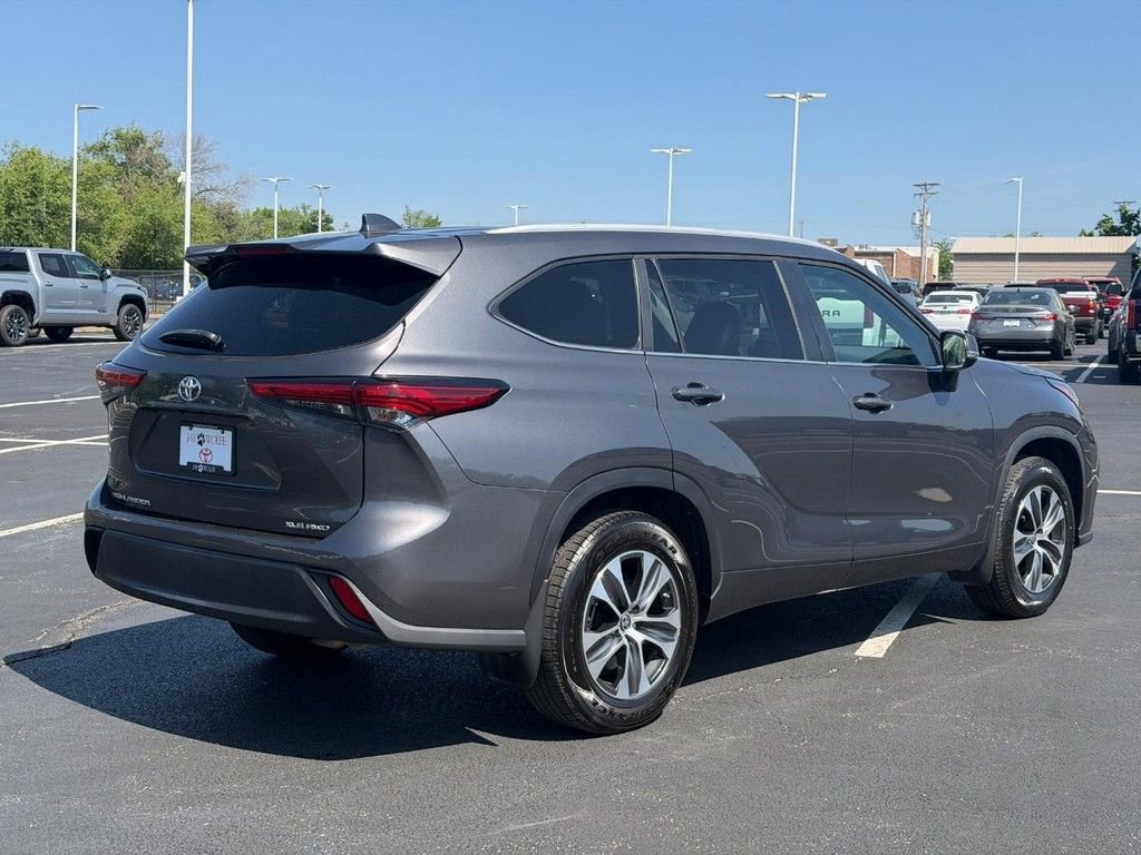 Used 2023 Toyota Highlander XLE AWD/4WD image 3