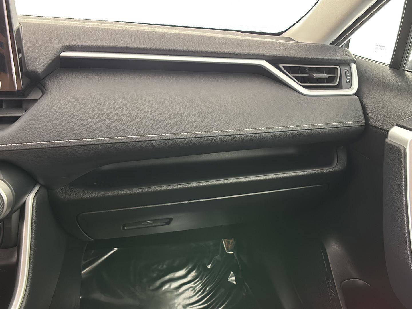 Used 2022 Toyota RAV4 LE AWD/4WD image 36