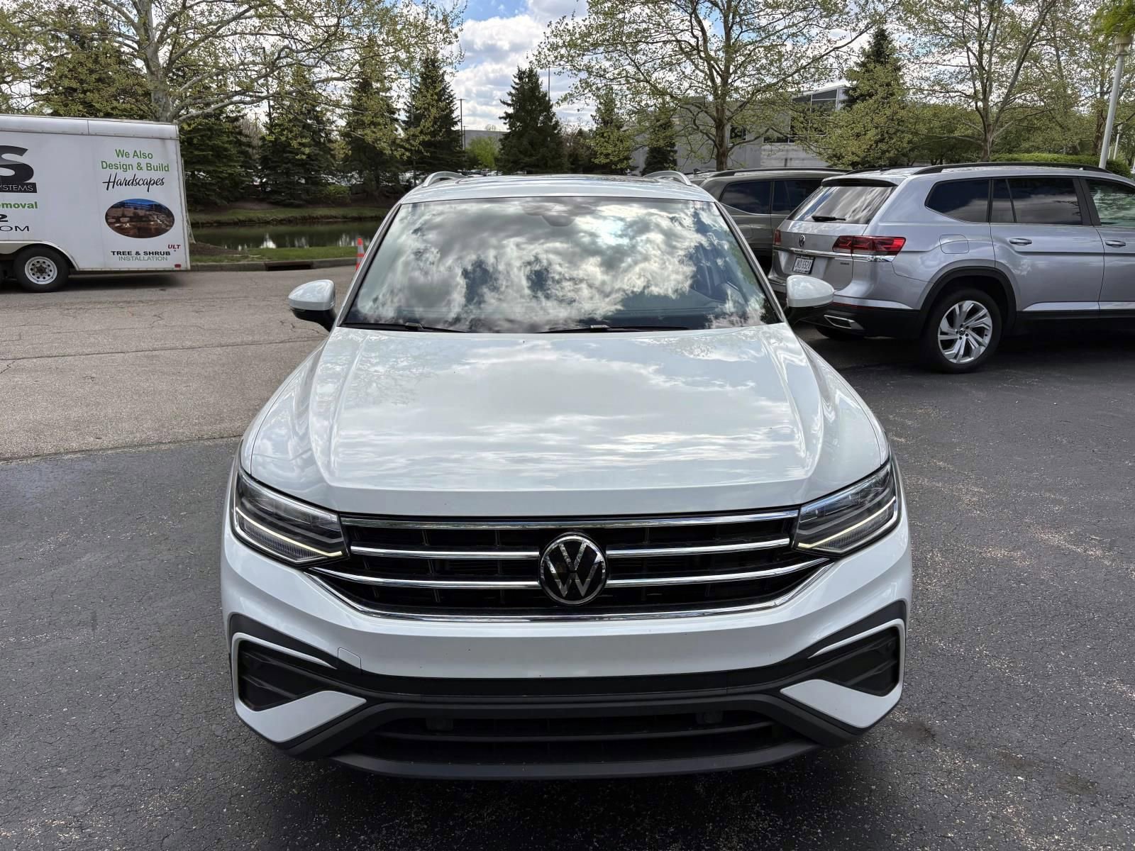 Used 2023 Volkswagen Tiguan SE w/ Panoramic Sunroof Package FWD image 2
