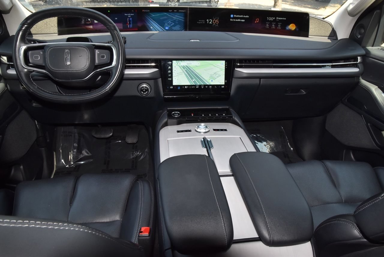 Certified 2025 Lincoln Navigator Reserve AWD/4WD image 17