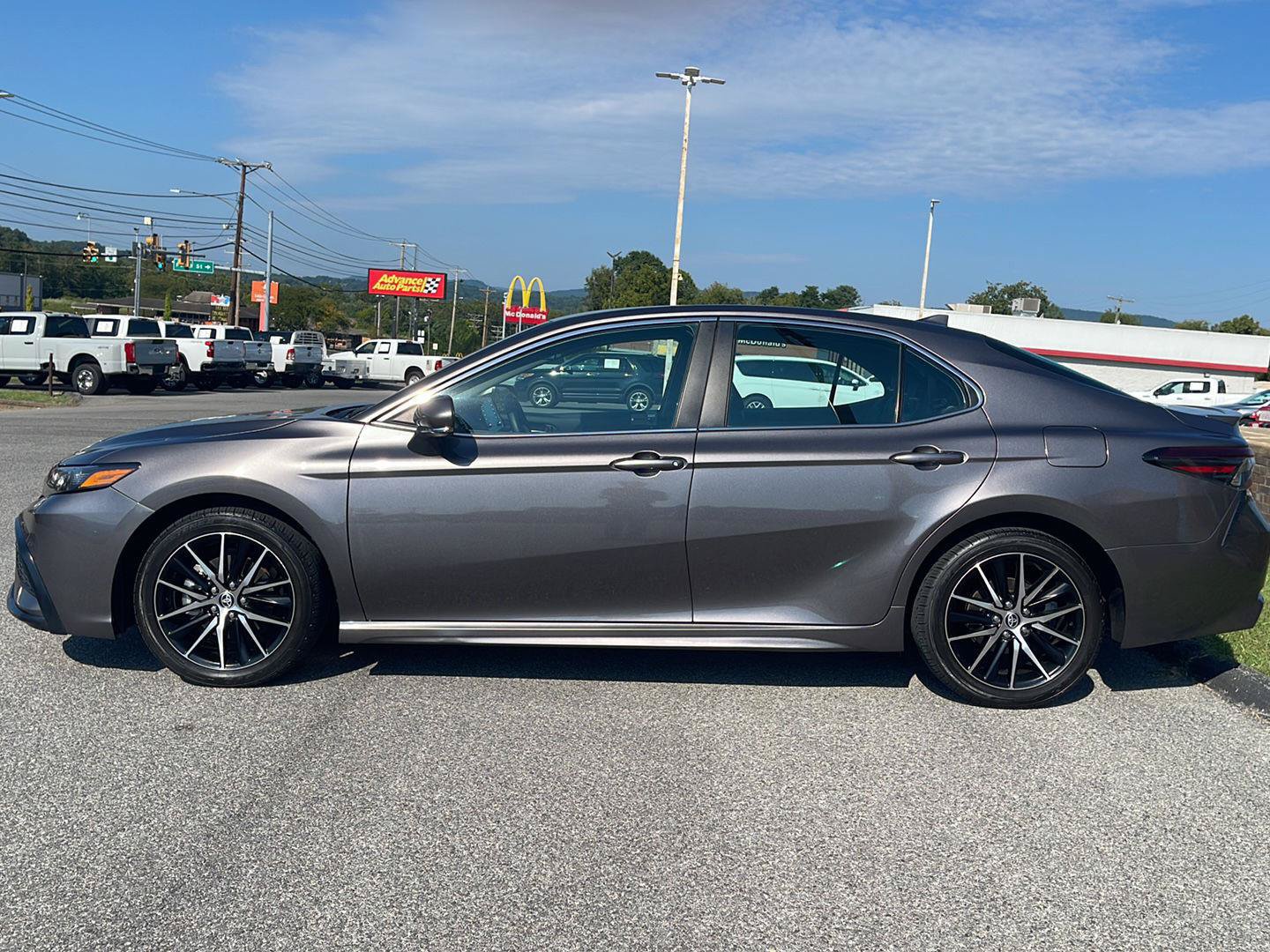 Used 2023 Toyota Camry SE FWD image 4
