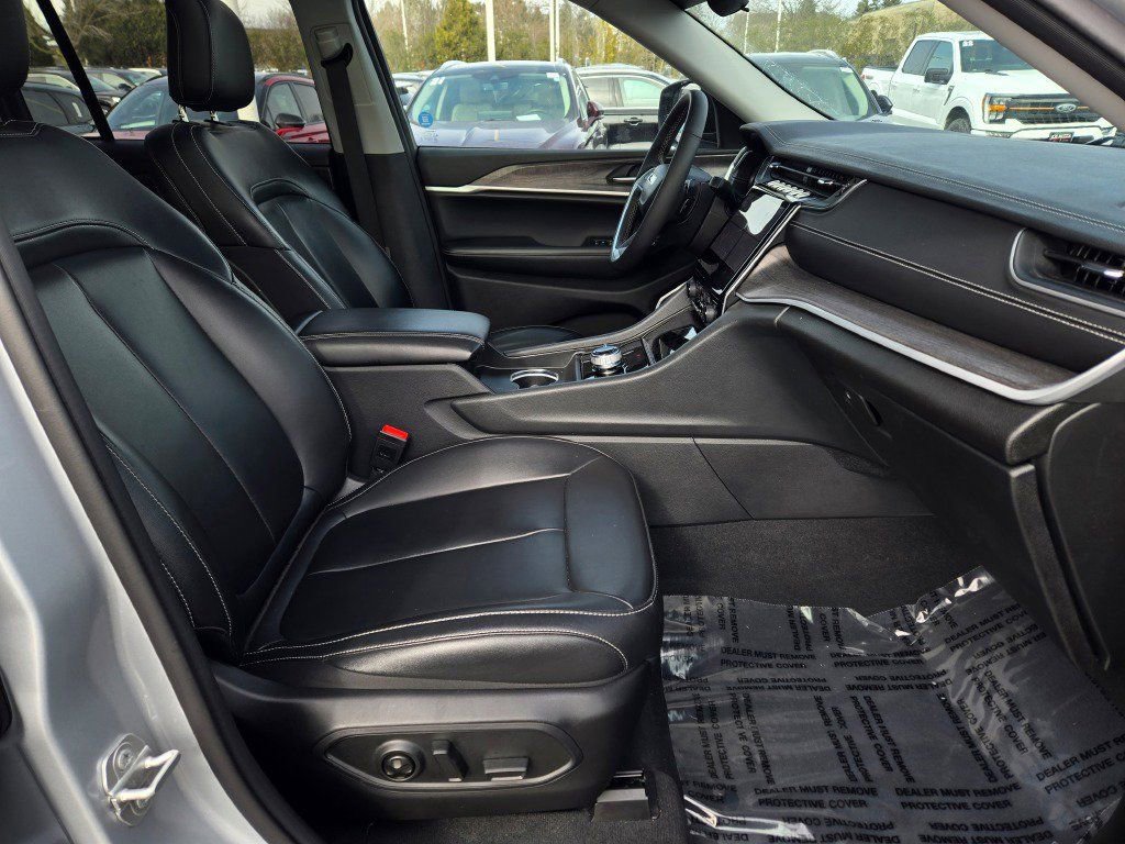 Used 2024 Jeep Grand Cherokee Limited w/ Black Appearance Package image 5