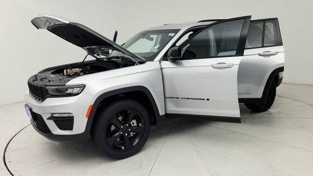 Used 2025 Jeep Grand Cherokee Limited w/ Black Appearance Package RWD image 11