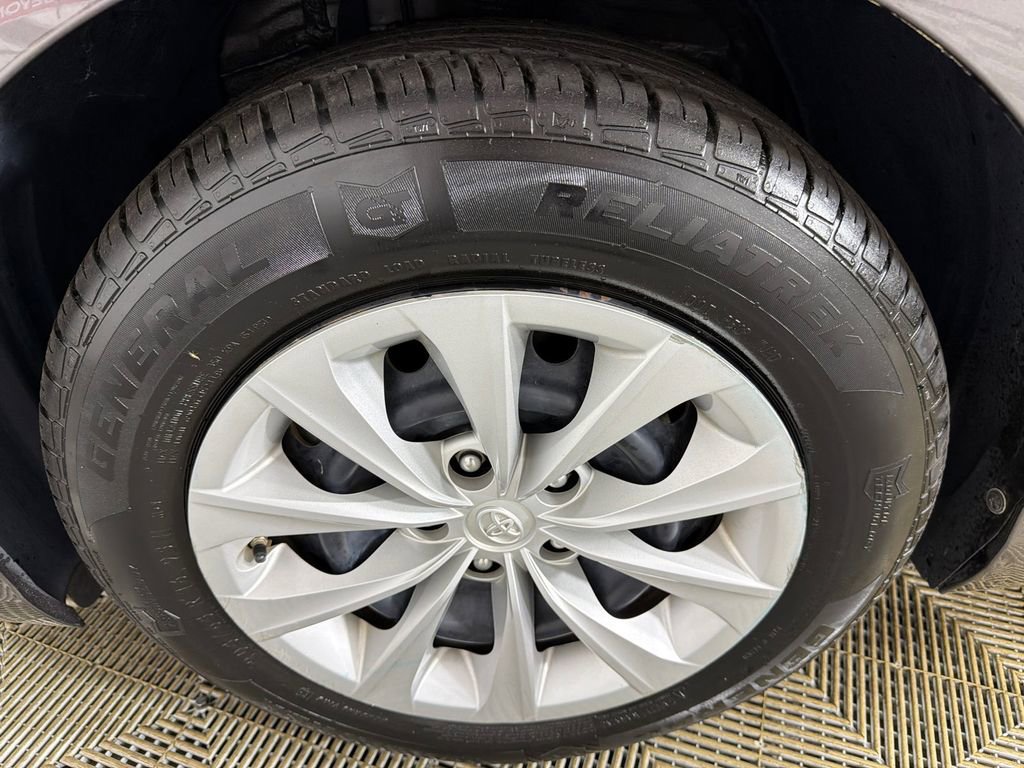 Used 2017 Toyota Camry LE image 11
