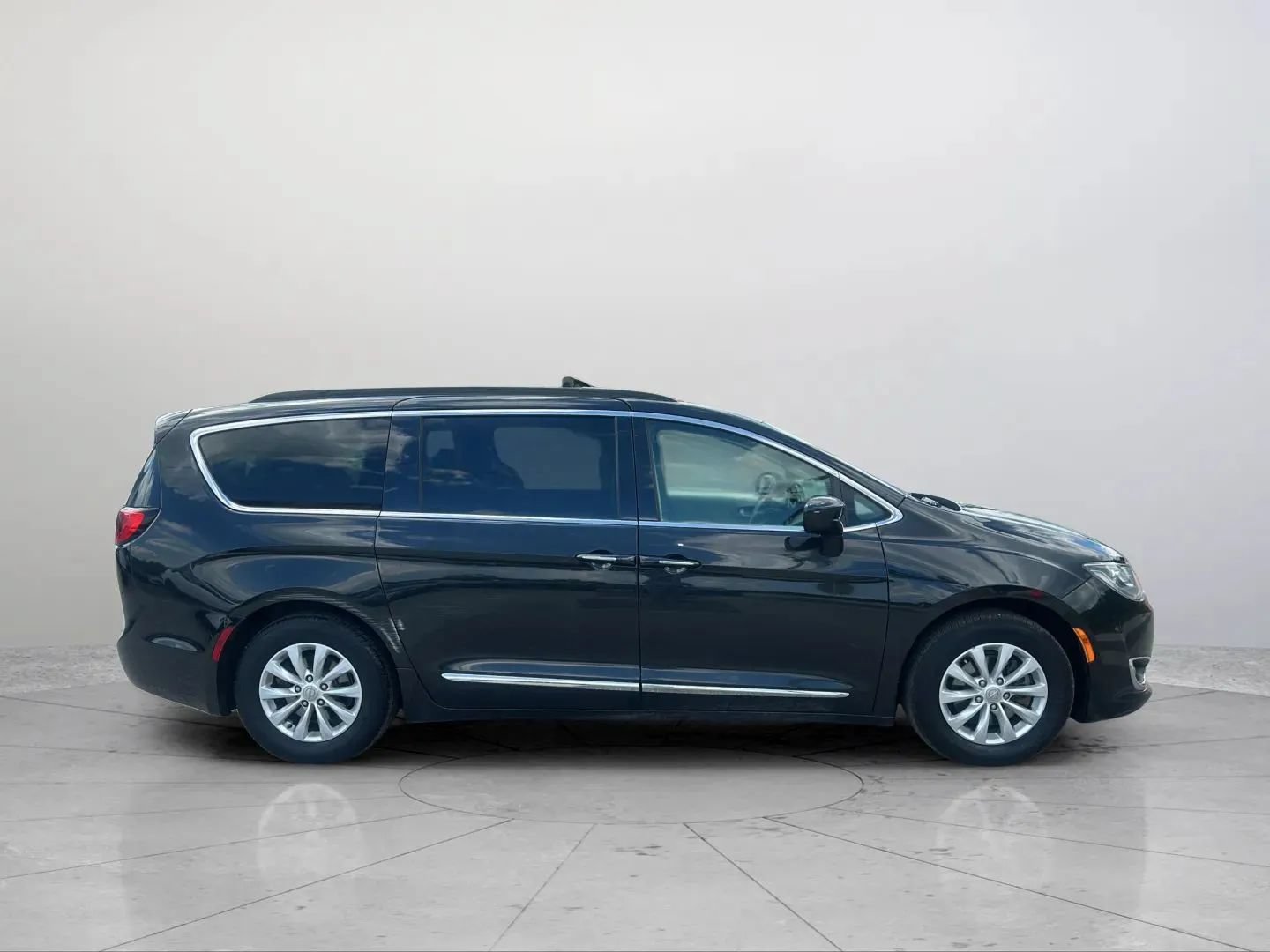Used 2017 Chrysler Pacifica Touring-L FWD image 9