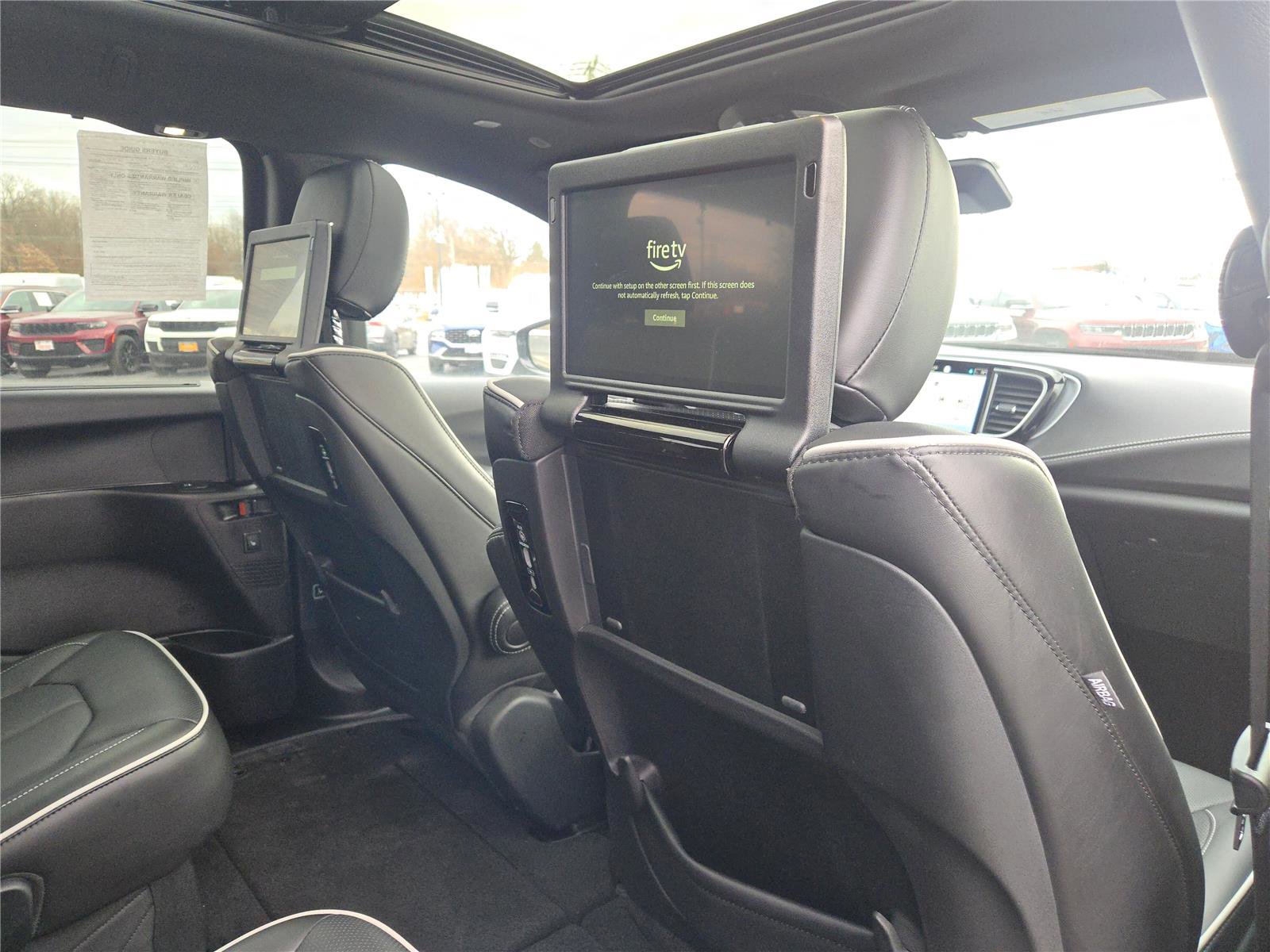 Used 2025 Chrysler Pacifica Limited w/ Uconnect Theater Family Group image 13