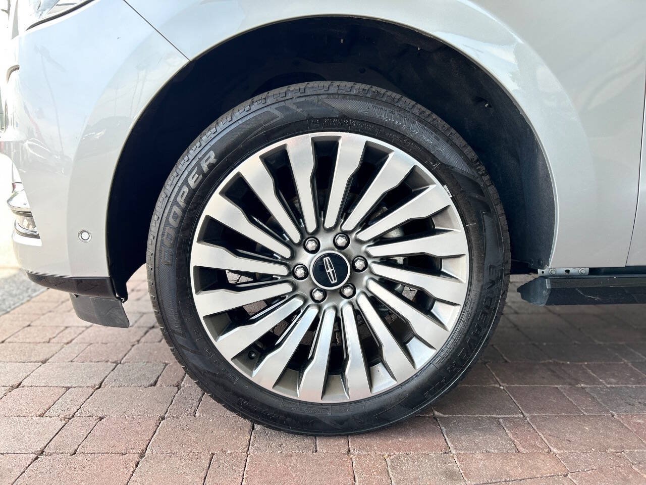 Used 2018 Lincoln Navigator L Reserve w/ Technology Package AWD/4WD image 32