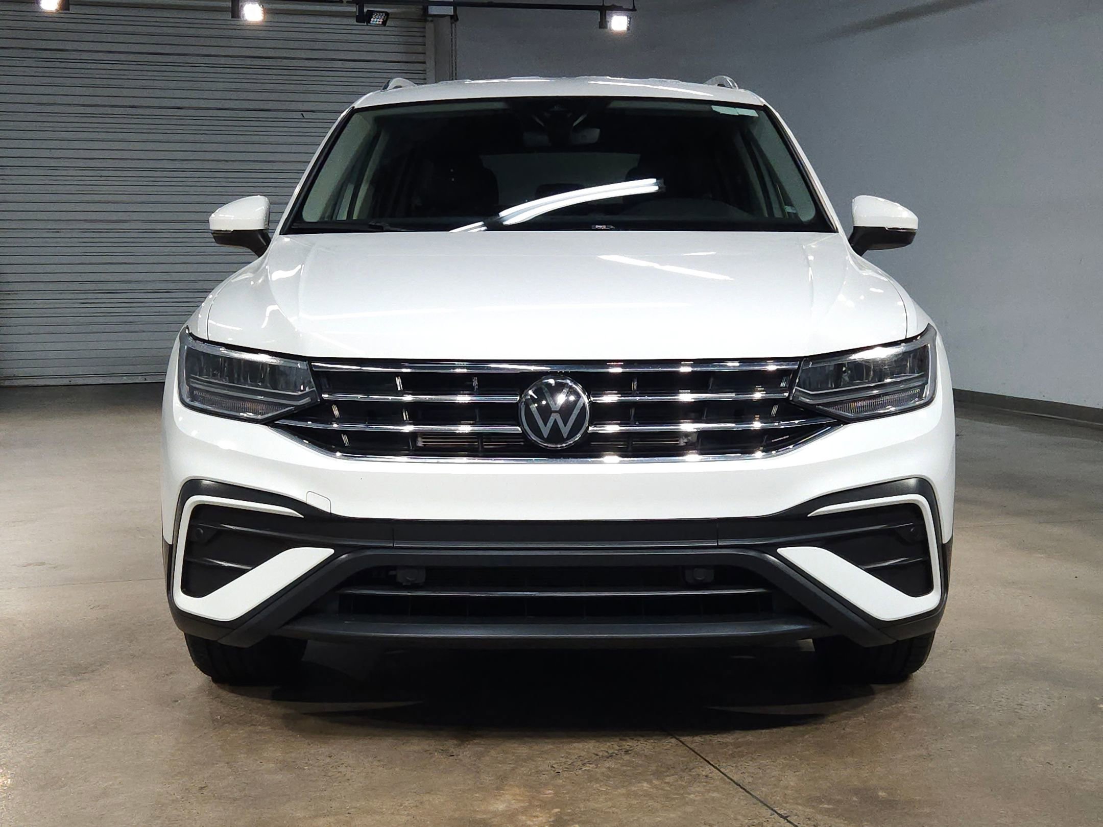 Used 2024 Volkswagen Tiguan SE image 2